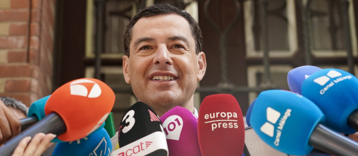(Foto de ARCHIVO)
El candidato del PP-A a la reelección al frente de la Junta, Juanma Moreno, atiende a los medios de comunicación tras votar en el colegio Sagrado Corazón de Jesús de Málaga. A 17 de mayo de 2026 en Málaga, Andalucía (España). Los candidatos a la Presidencia de la Junta de Andalucía de los principales partidos y coaliciones que concurren a las elecciones autonómicas de este domingo 17 de mayo estarán repartidos por diferentes puntos de la comunidad para ejercer su derecho al voto.

Álex Zea / Europa Press
17/5/2026