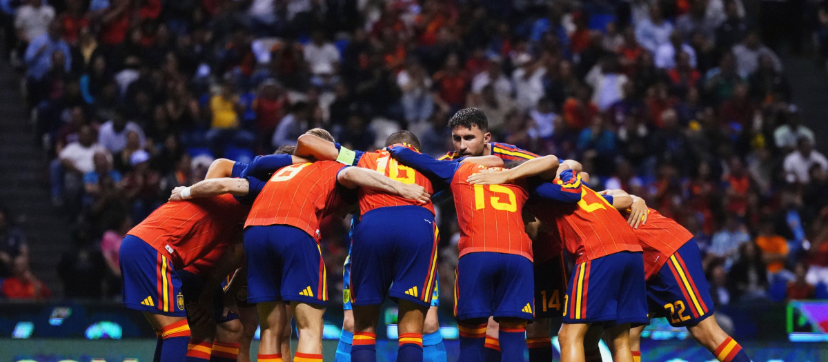 Los jugadores de la selección española se abrazan antes del partido frente a Perú