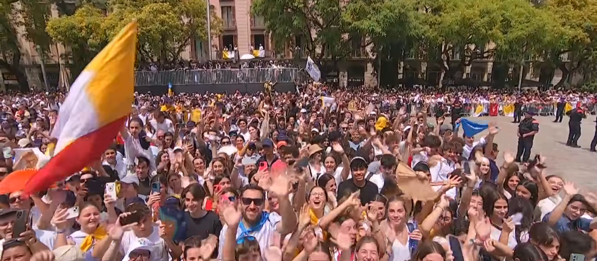 Miles de personas han esperado al Santo Padre ante la Catedral de Barcelona