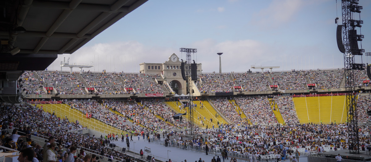 Ambiente previo a la vigilia de oración con el Papa León XIV, en el Estadio Olímpico Lluís Companys
