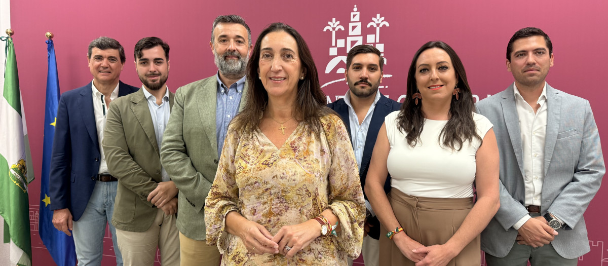 Paula Badanelli, en el centro, con el resto de concejales y futuros miembros de los consejos de administración