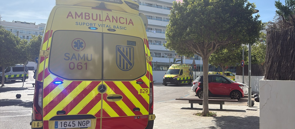 Una ambulancia en el lugar del incendio