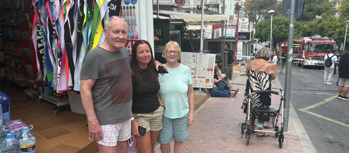 John, Deborah y Joan, una de las familias que poseen un apartamento en el edificio