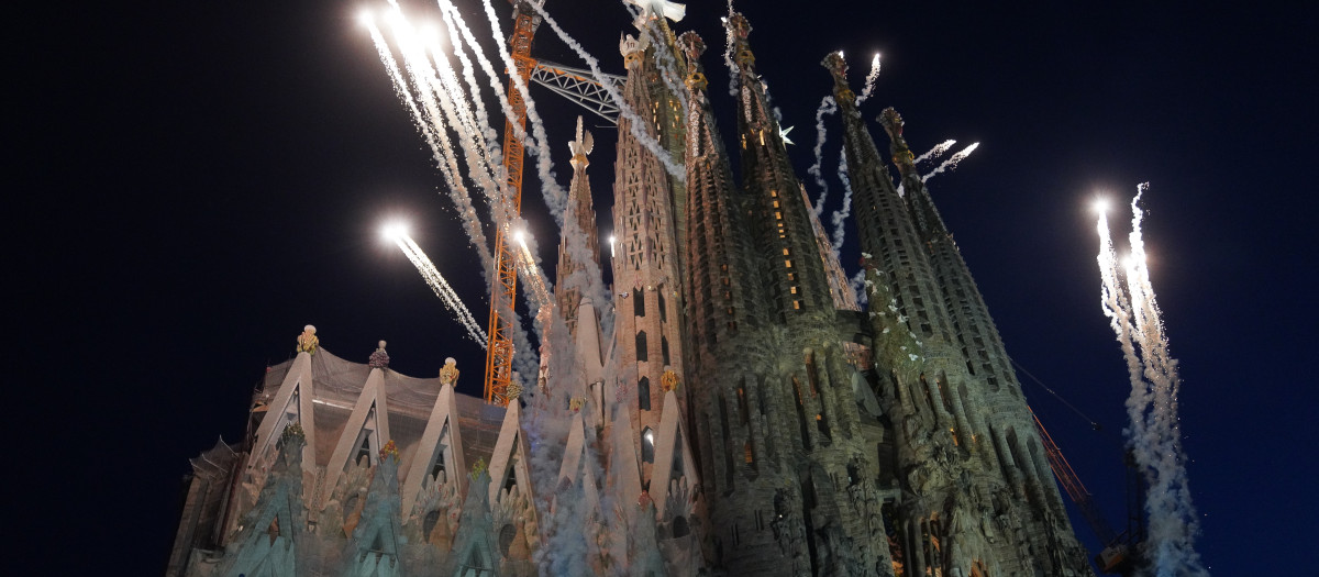 Imagen del espectáculo pirotécnico a cargo de Pirotecnia Vulcano en la Sagrada Familia de Barcelona.