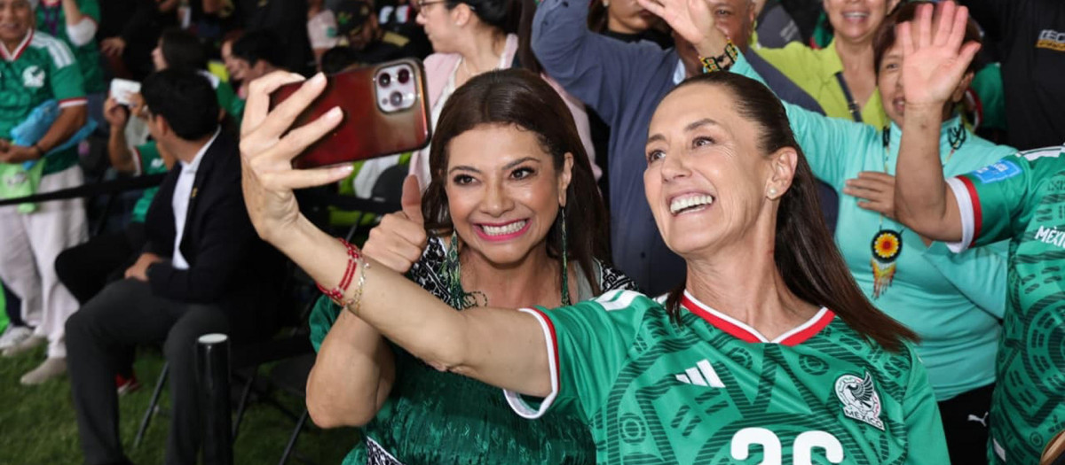 Fotografía cedida este jueves por el Gobierno de la Ciudad de México, de la jefa de Gobierno Clara Brugada (i) y la mandataria Claudia Sheinbaum (d), tomando una foto rodeadas de aficionados en un Fan Fest de la Ciudad de México (México)