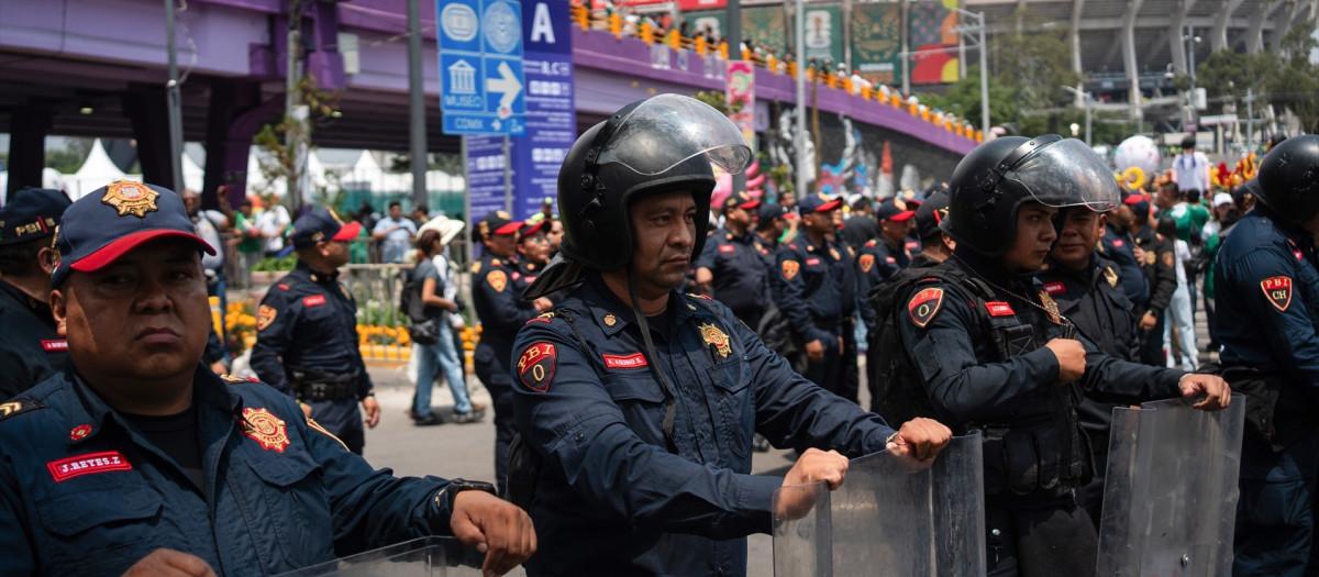 La Policía de México contiene las protestas políticas en los alrededores del Estadio Azteca