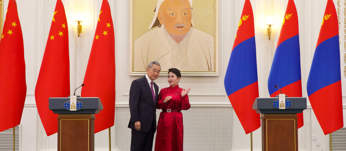 El ministro de Asuntos Exteriores de China, Wang Yi (izquierda), conversa con el ministro de Asuntos Exteriores de Mongolia