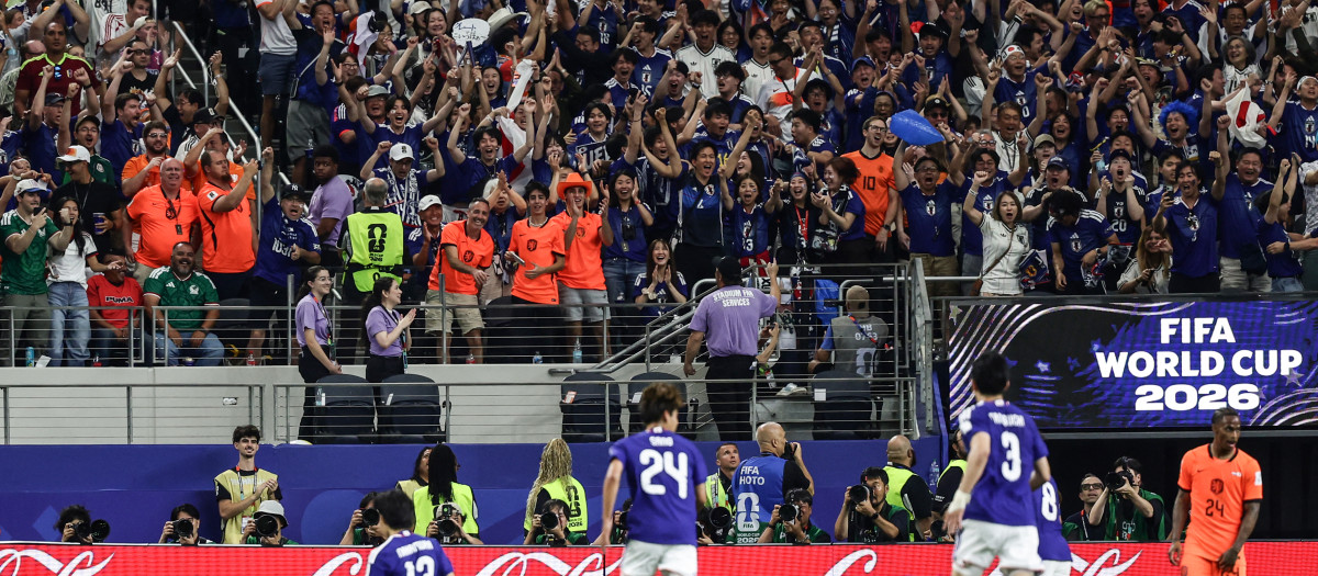 Japón celebra uno de sus goles ante Países Bajos