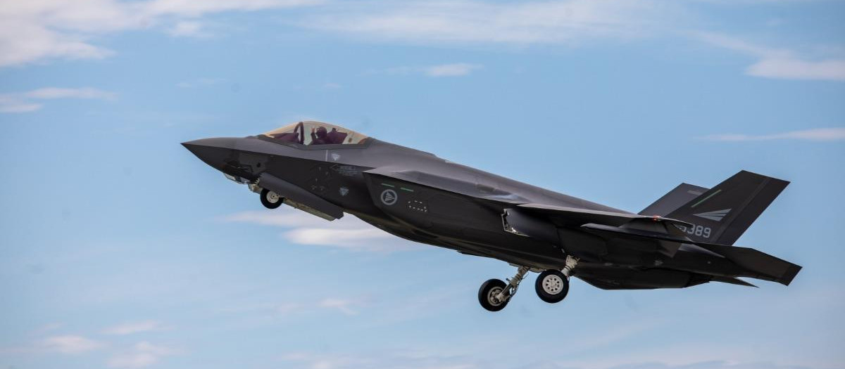 Un F-35 noruego inicia su descenso para aterrizar en Ørland, Noruega, durante el ejercicio Ramstein Flag 26
