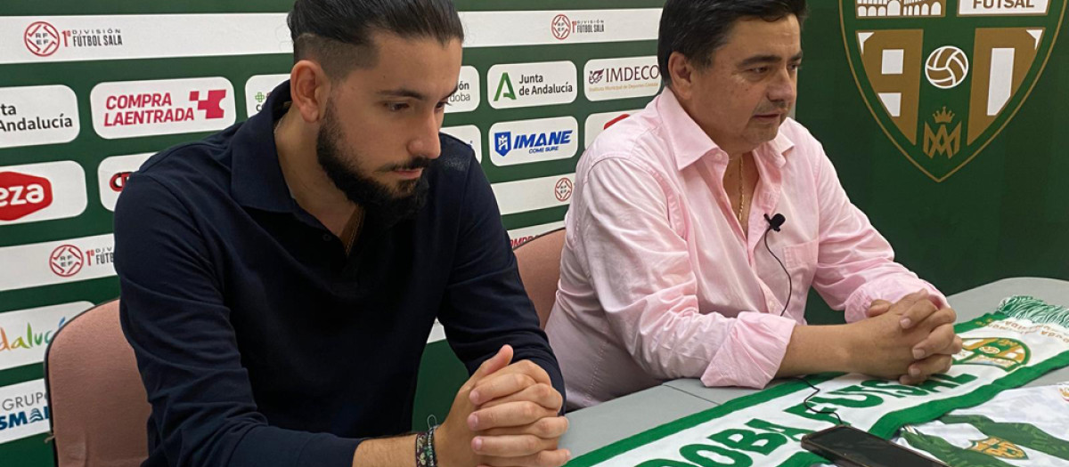 García Román en la presentación de su nuevo entrenador, David Fernández