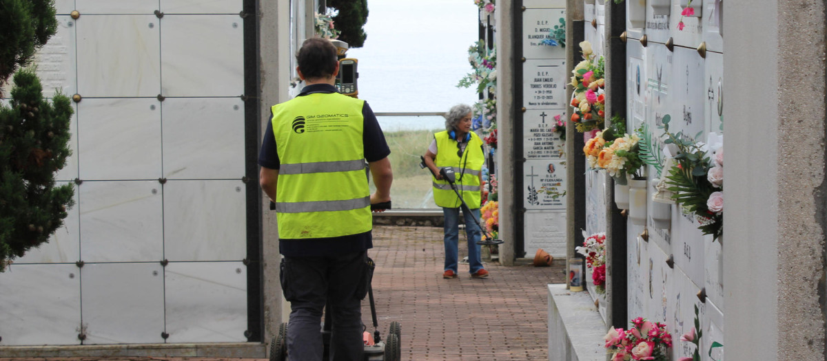 Trabajos de búsqueda de los restos de diez personas que fueron fusiladas durante la Guerra Civil en una parcela colindante al cementerio de la Ballena