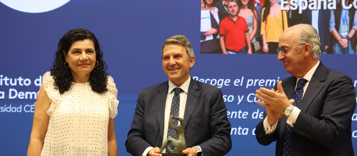 José Domingo Domingo, presidente de la Fundación Impulso y Cooperación, y Ana Losada, de Asamblea por una Escuela Bilingüe