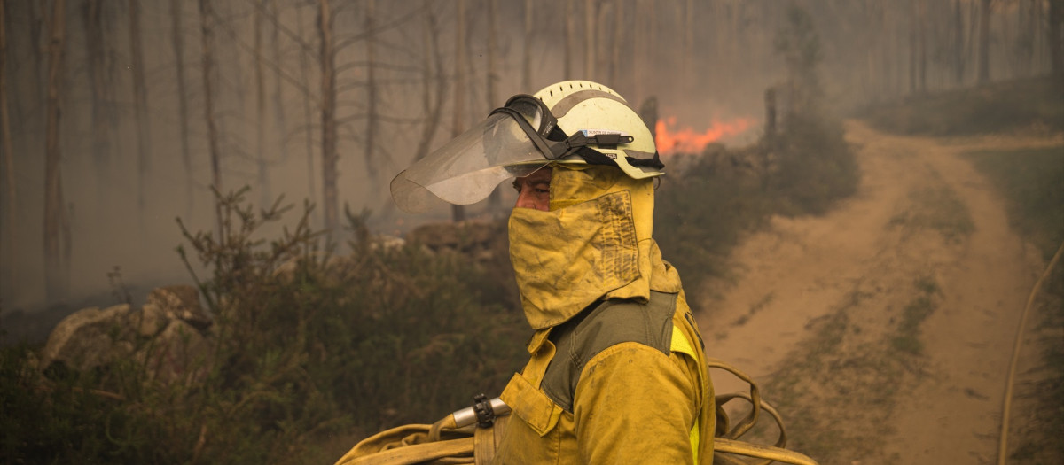 (Foto de ARCHIVO)
Bomberos trabajan en la extinción del incendio forestal en el monte Galleiro, a 6 de abril de 2026