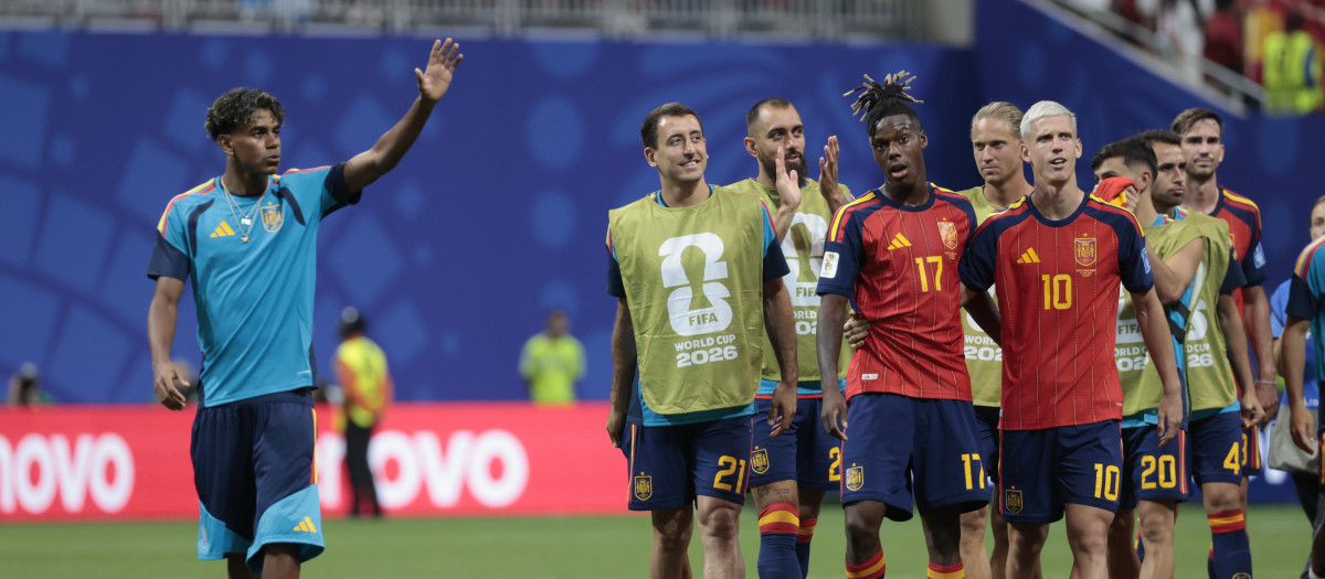 Los jugadores de la selección celebran sobre el césped la victoria ante Arabia