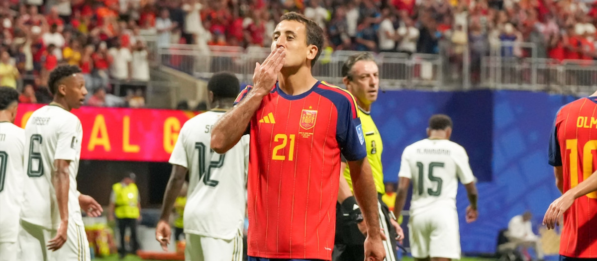 Mikel Oyarzabal celebrando un gol ante Arabia Saudí