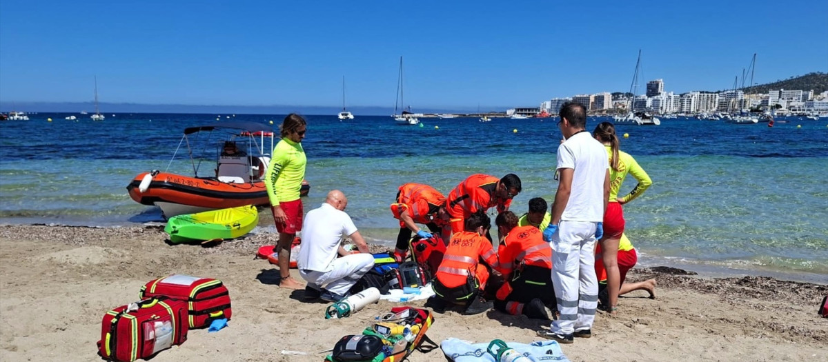 Rescatada una mujer que sufrió un ahogamiento en una playa de Ibiza