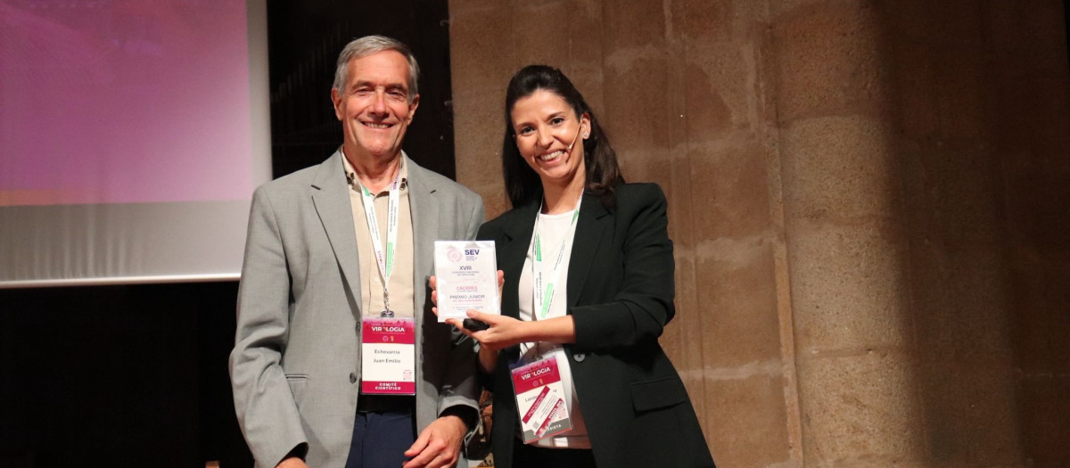 El presidente de la Sociedad Española de Virología (SEV), Juan E. Echevarría, entrega el Premio Viróloga Junior a la profesora e investigadora de la CEU UCH Sara Landeras Bueno