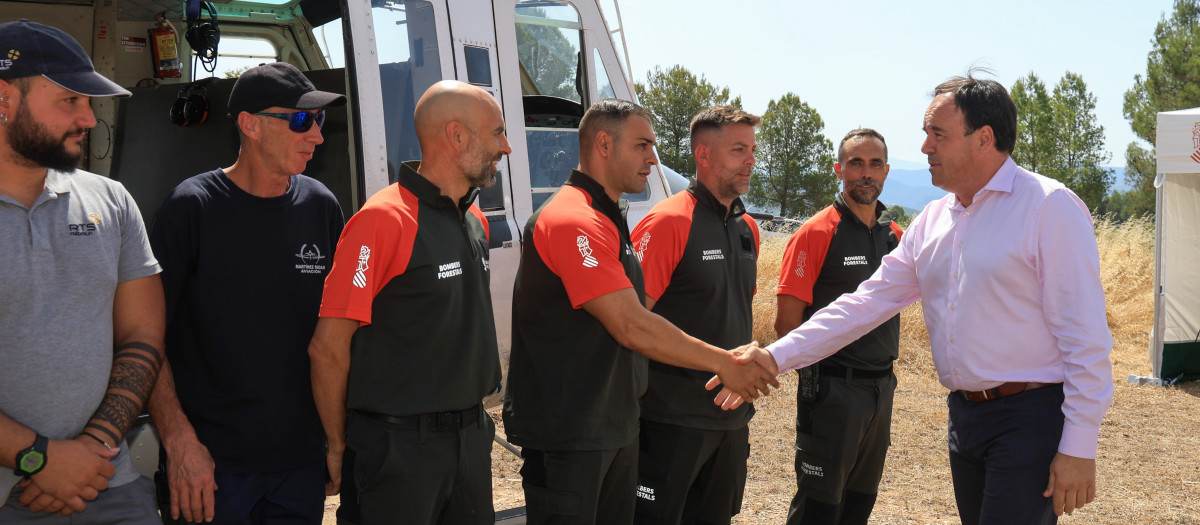 Imagen tomada este jueves de Juanfran Pérez Llorca con bomberos forestales