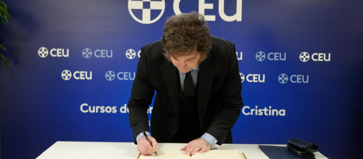 Javier Milei firma en el libro de visitas de la Universidad San Pablo CEU
