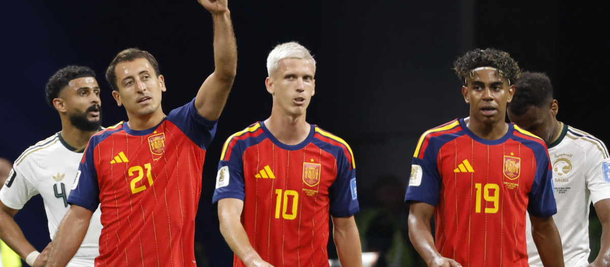 Mikel Oyarzabal (i) celebra tras marcar el segundo gol del partido del Mundial 2026