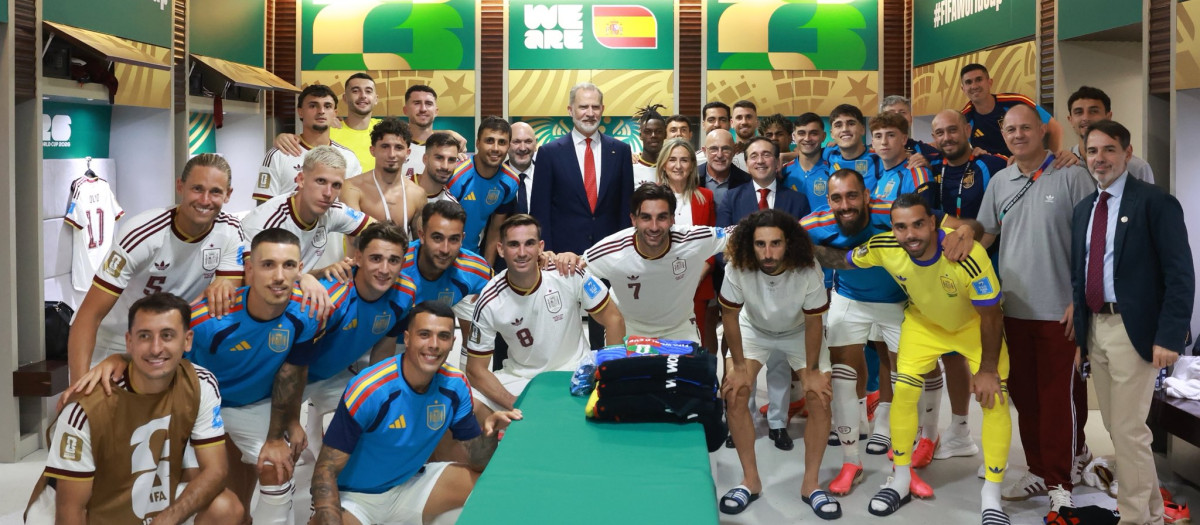El Rey Felipe VI en el vestuario de la selección española