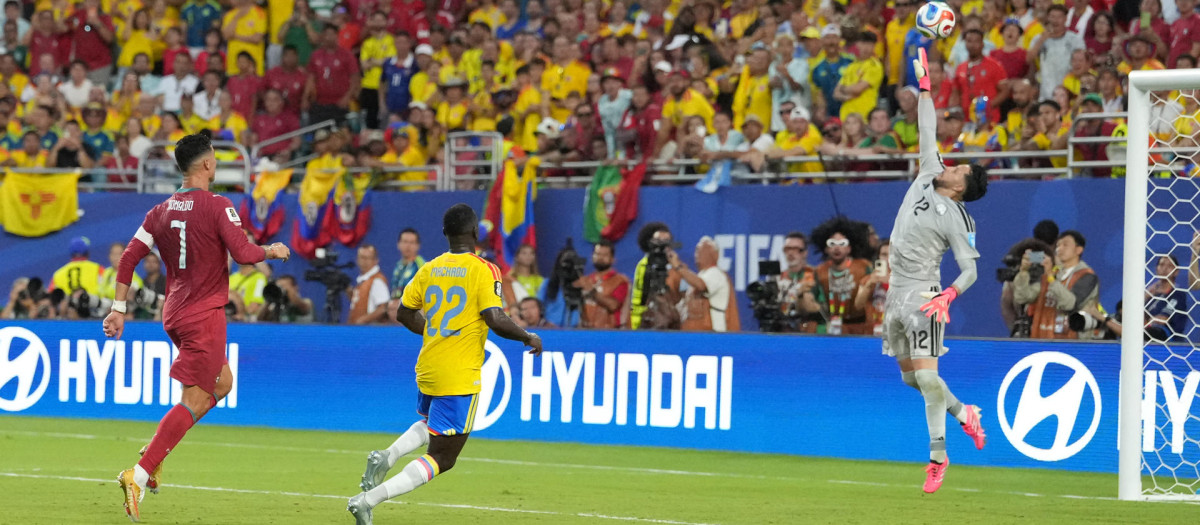 Camilo Vargas (d) de Colombia ataja un balón este sábado, en el Colombia - Portugal