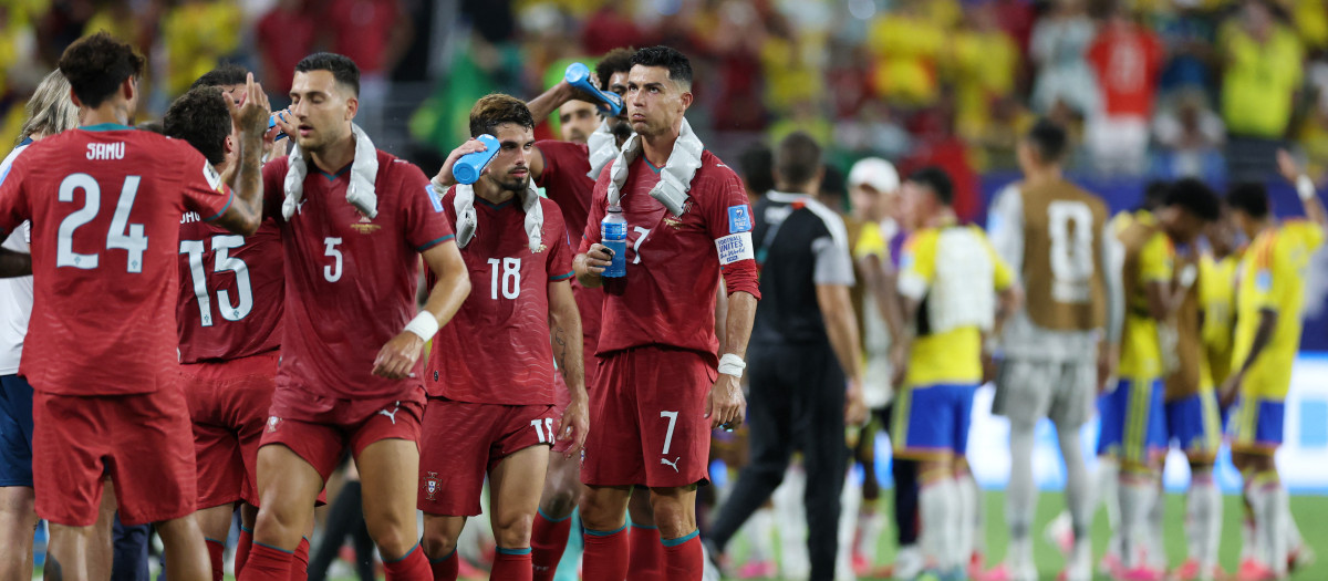 Cristiano Ronaldo, junto a sus compañeros de la selección de Portugal en el partido ante Colombia