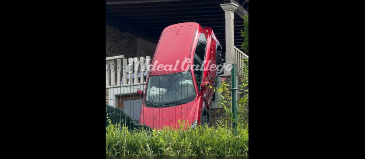 Coche colgando de un balcón en Oleiros
