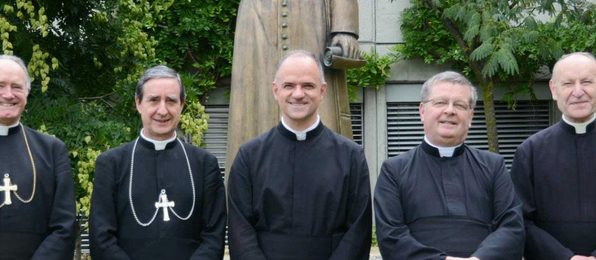 El padre Davide Pagliarani, en el centro, superior general de la FSSPX