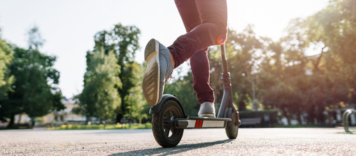 usuario con un patinete