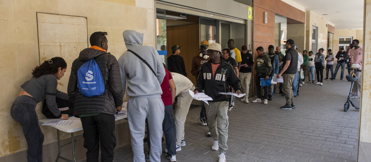 (Foto de ARCHIVO)
Oficinas de Correos, de la Seguridad Social y de Extranjería comienzan este lunes 20 de abril a atender a migrantes sobre la regularización extraordinaria aprobada por el Gobierno. Oficina Municipal de Atención Ciudadana sita en c/ Iris, 9, Albacete.

Víctor Fernández / Europa Press
14/3/2014