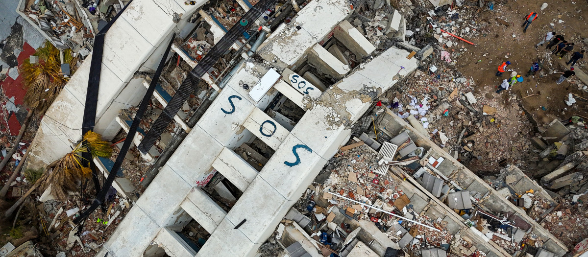 Esta vista aérea, tomada el 2 de julio de 2026 en Caraballeda (estado de La Guaira), muestra edificios colapsados ​​tras los terremotos gemelos del 24 de junio