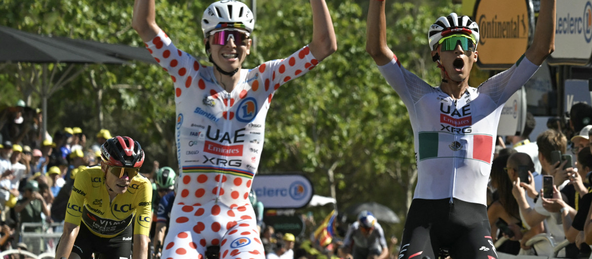 Isaac del Toro celebra su triunfo en la segunda etapa del Tour junto a Tadej Pogacar