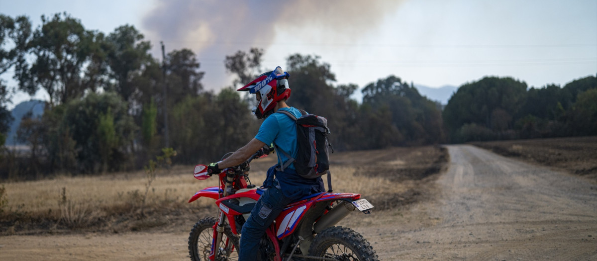 Un hombre en moto, delante del incendio de la Bisbal d'Empordà, este fin de semana