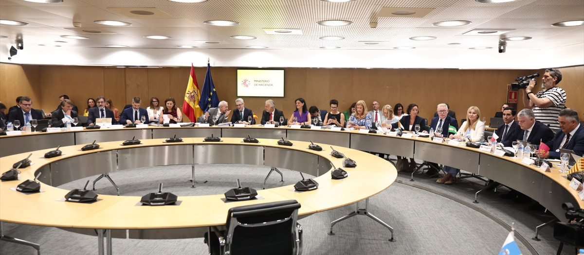 El ministro de Hacienda, Arcadi España (c), preside una reunión del Consejo de Política Fiscal y Financiera (CPFF) en el Ministerio de Hacienda, a 6 de julio de 2026