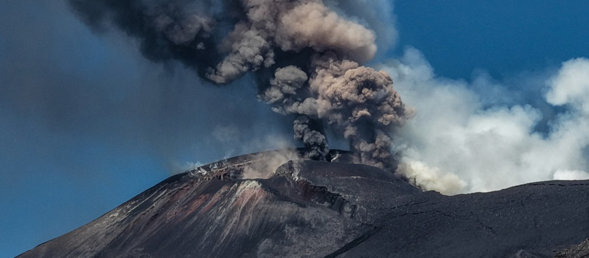 Humo elevándose desde el cráter durante una erupción del volcán Etna, en Sicilia