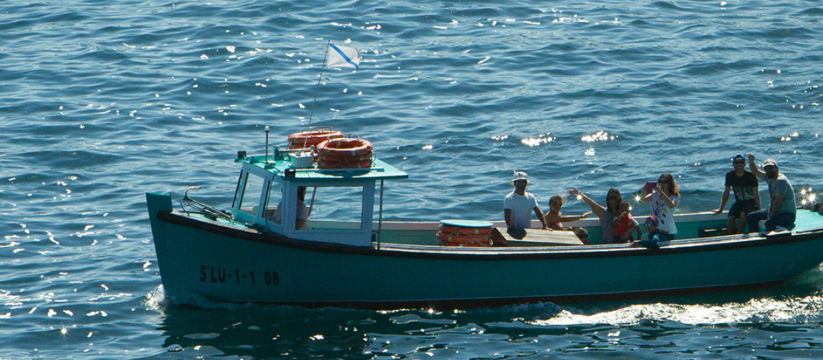 Así son las rutas en barco por Galicia donde el marisco pasa del mar al plato en cuestión de minutos