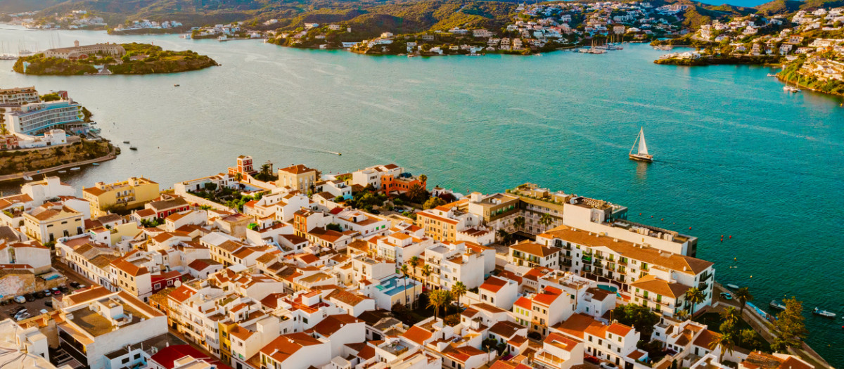 Vista aérea del pueblo de España que primero ve amanecer