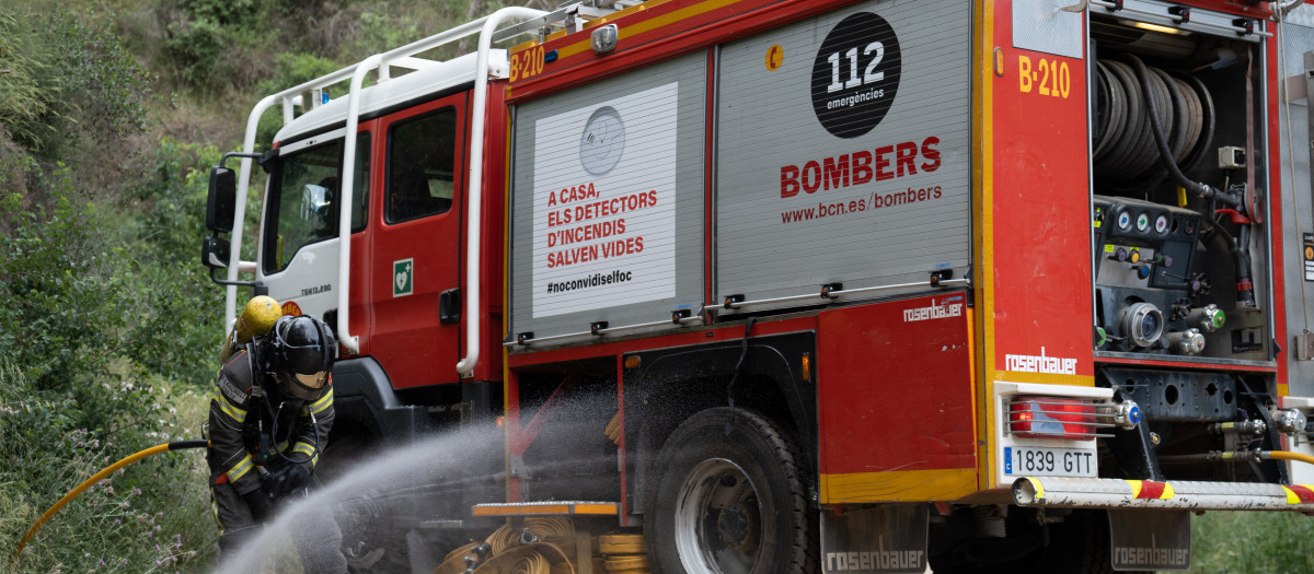 Varios bomberos durante un simulacro de incendio forestal en la montaña de Collserola, a 2 de junio de 2025, en Barcelona, Cataluña (España). ¡