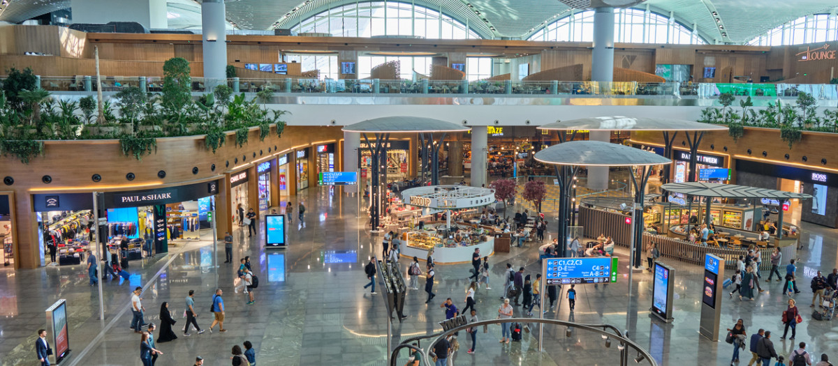 Comercios en la terminal de salidas internacionales del aeropuerto de Estambul