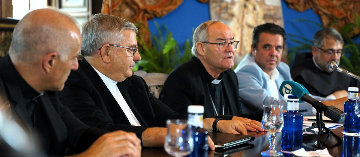 Monseñor Francisco Cerro Chaves y monseñor Rodríguez Carballo, durante el acto de esta mañana