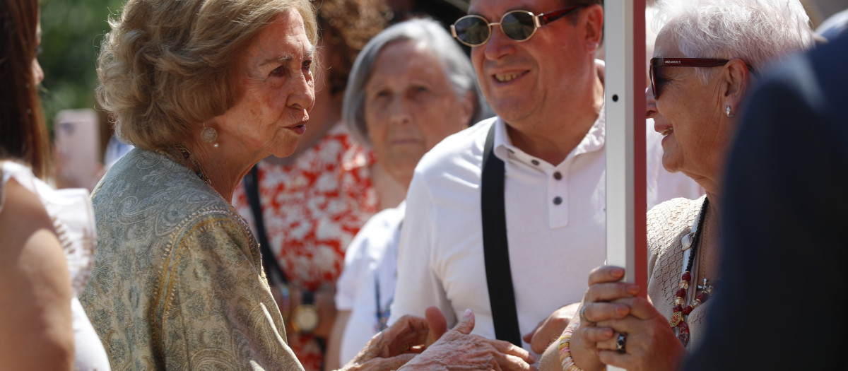 La reina Sofía saluda tras su visita a Folgoso do Courel, para conocer de primera mano las labores de restauración ambiental desarrolladas en ayuntamientos en zonas afectadas por los incendios forestales.- EFE/ Eliseo Trigo