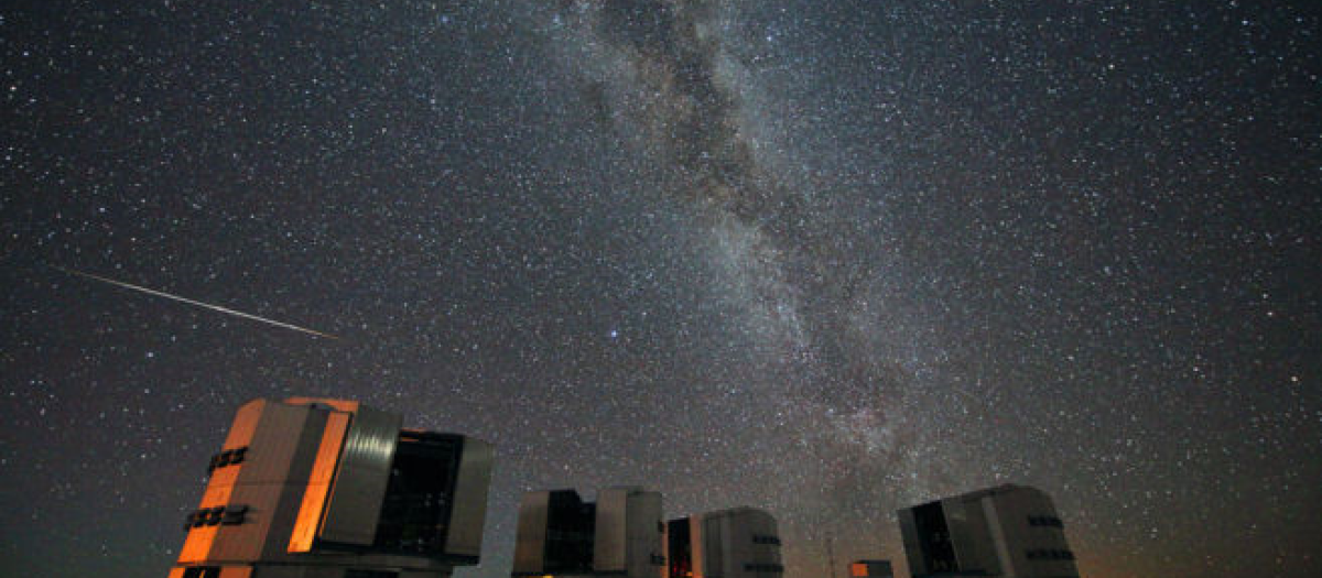 Una perseida vista en el Observatorio de Paranal (Chile)