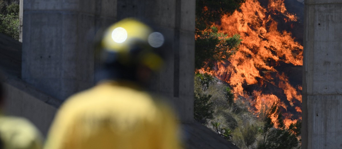 Bomberos del Infoca (servicio de extinción de incendios forestales de Andalucía) vigilan un incendio en Almería