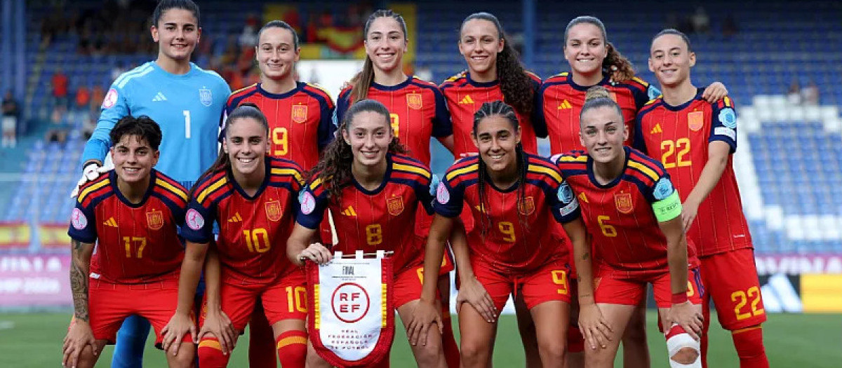 Alba Cerrato, en la fila de arriba, con sus compañeras de la sub19