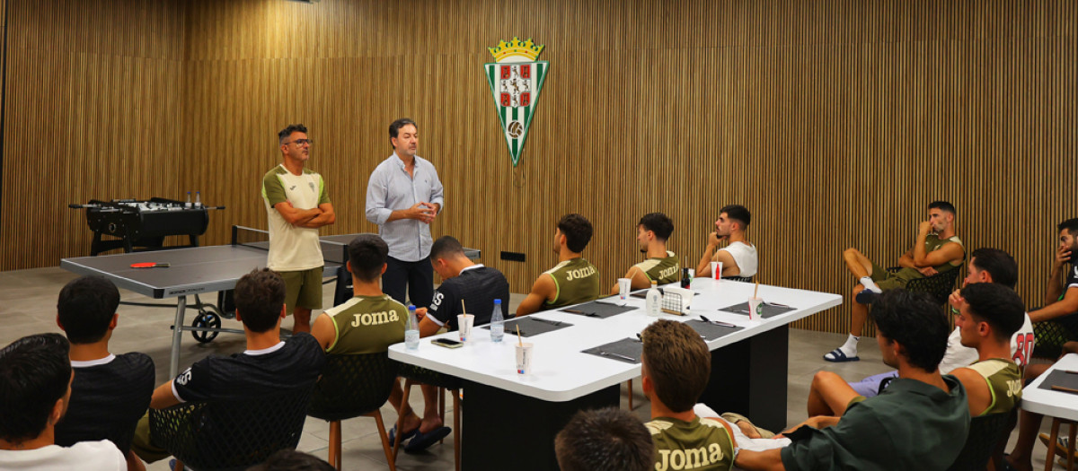 Fernández Monterrubio e Iván Ania hablando a los jugadores en estos primeros días