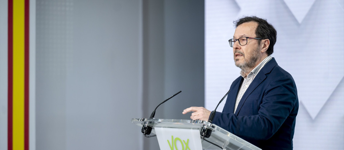El portavoz de Vox, José Antonio Fúster, durante una rueda de prensa