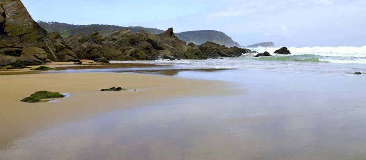La playa de Galicia donde aparecen los sorprendentes 'ojos de sapo': aguas cristalinas y un misterio vikingo