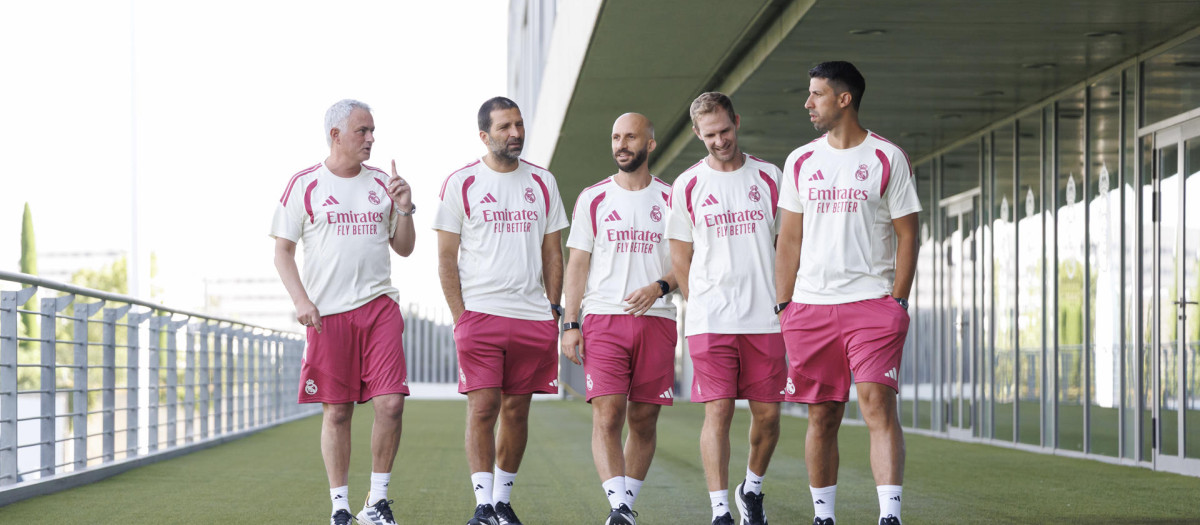 José Mourinho junto a su equipo en Valdebebas