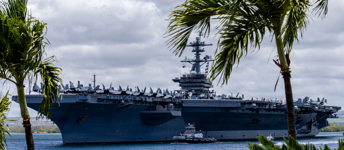 El portaaviones de la clase Nimitz de la Marina de EE. UU. USS Theodore Roosevelt (CVN 71), la fragata de la clase Anzac de la Royal New Zealand Navy HMNZS Te Mana (F111) y el destructor guiado de la clase Arleigh-Burke de la Marina de EE. UU. USS Carl M. Levin (DDG 120) parten de la Joint Base Pearl Harbor-Hickam, Hawái, para comenzar la fase marítima del Ejercicio Rim of the Pacific 2026